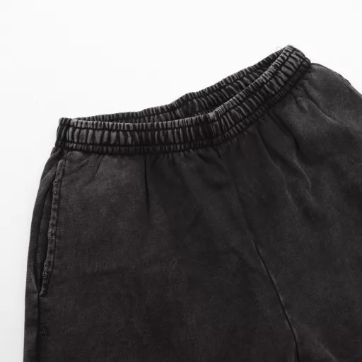 Balenciaga BLCG 25SS double ring flame fried snowflake washed hole shortsLight luxury, men and women's daily commuting must-have items, correct versions are free to compareDetailed features· 360g pure cotton double yarn fish scale terry fabric· Oxygen bleaching and water drying pretreatment· Garment is dyed and then fried snowflake craft is used to make it old· Imported cracked slurry manual screen printing process, the texture is naturally cracked after air drying· Garment is hand-positioned and worn and washed to make it old· Double needle sewing cross-seam process· Original main label washing tag moisture-proof paper packaging