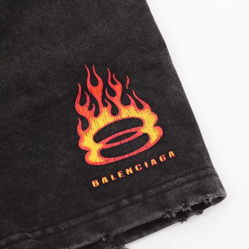 Balenciaga BLCG 25SS double ring flame fried snowflake washed hole shortsLight luxury, men and women's daily commuting must-have items, correct versions are free to compareDetailed features· 360g pure cotton double yarn fish scale terry fabric· Oxygen bleaching and water drying pretreatment· Garment is dyed and then fried snowflake craft is used to make it old· Imported cracked slurry manual screen printing process, the texture is naturally cracked after air drying· Garment is hand-positioned and worn and washed to make it old· Double needle sewing cross-seam process· Original main label washing tag moisture-proof paper packaging