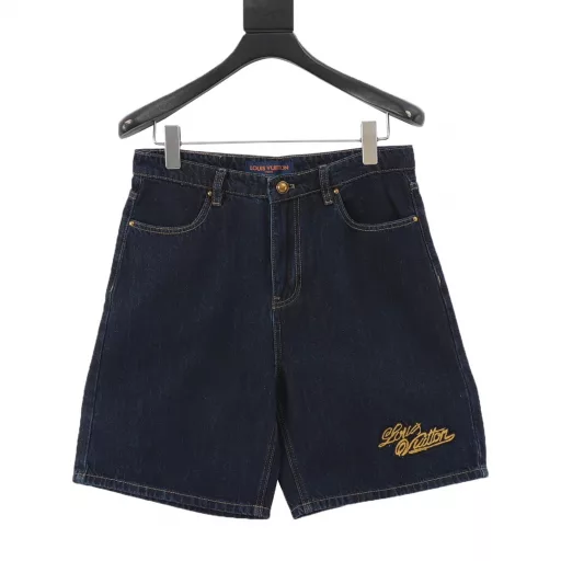 Louis Vuitton 1V 25SS rope signature letter embroidered denim shortsLight luxury, a must-have item for men and women's daily commuting wear. Correct version. Welcome to compareDetailed features· Made of 98% cotton and 2% elastic washed thin denim fabric· Imported Tajima embroidery machine for heavy embroidery· Garment fermentation washing process· Customized original brass metal chain and metal button· Special car full wheat clip process· Customized original genuine leather label· Original main label washed tag packaging