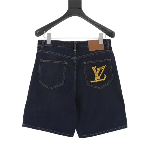 Louis Vuitton 1V 25SS rope signature letter embroidered denim shortsLight luxury, a must-have item for men and women's daily commuting wear. Correct version. Welcome to compareDetailed features· Made of 98% cotton and 2% elastic washed thin denim fabric· Imported Tajima embroidery machine for heavy embroidery· Garment fermentation washing process· Customized original brass metal chain and metal button· Special car full wheat clip process· Customized original genuine leather label· Original main label washed tag packaging