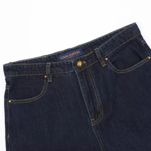 Louis Vuitton 1V 25SS rope signature letter embroidered denim shortsLight luxury, a must-have item for men and women's daily commuting wear. Correct version. Welcome to compareDetailed features· Made of 98% cotton and 2% elastic washed thin denim fabric· Imported Tajima embroidery machine for heavy embroidery· Garment fermentation washing process· Customized original brass metal chain and metal button· Special car full wheat clip process· Customized original genuine leather label· Original main label washed tag packaging