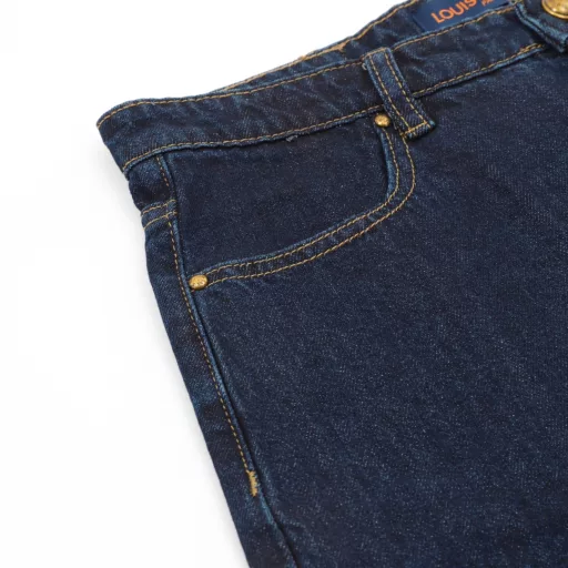 Louis Vuitton 1V 25SS rope signature letter embroidered denim shortsLight luxury, a must-have item for men and women's daily commuting wear. Correct version. Welcome to compareDetailed features· Made of 98% cotton and 2% elastic washed thin denim fabric· Imported Tajima embroidery machine for heavy embroidery· Garment fermentation washing process· Customized original brass metal chain and metal button· Special car full wheat clip process· Customized original genuine leather label· Original main label washed tag packaging