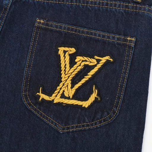 Louis Vuitton 1V 25SS rope signature letter embroidered denim shortsLight luxury, a must-have item for men and women's daily commuting wear. Correct version. Welcome to compareDetailed features· Made of 98% cotton and 2% elastic washed thin denim fabric· Imported Tajima embroidery machine for heavy embroidery· Garment fermentation washing process· Customized original brass metal chain and metal button· Special car full wheat clip process· Customized original genuine leather label· Original main label washed tag packaging