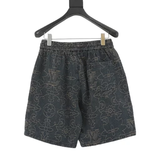 Louis Vuitton 1V 25SS Arabic pattern jacquard denim shortsLight luxury, a must-have item for men and women's daily commuting wear. Correct version, welcome to compareDetailed features· Custom-woven and dyed Arabic pattern jacquard fabric· Infrared positioning cutting, all alignment· Garment washing and fermentation process· Customized original brass metal buttons· Pants with elastic waist design· Rear patch pocket design· Special car full wheat clip process