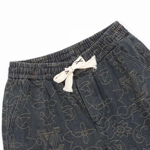 Louis Vuitton 1V 25SS Arabic pattern jacquard denim shortsLight luxury, a must-have item for men and women's daily commuting wear. Correct version, welcome to compareDetailed features· Custom-woven and dyed Arabic pattern jacquard fabric· Infrared positioning cutting, all alignment· Garment washing and fermentation process· Customized original brass metal buttons· Pants with elastic waist design· Rear patch pocket design· Special car full wheat clip process