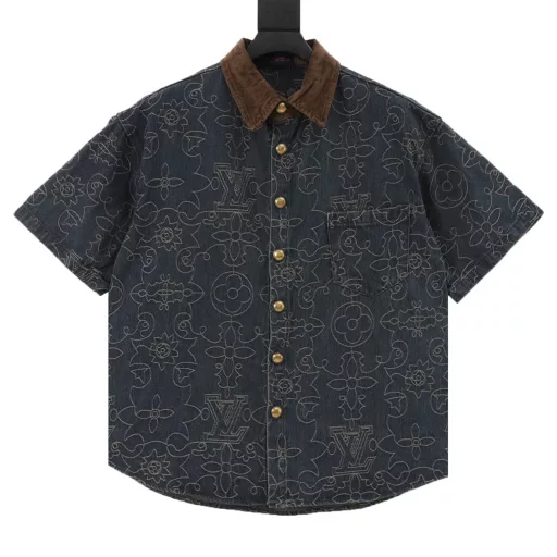 Louis Vuitton 1V 25SS Arabic pattern jacquard denim short-sleeved shirtLight luxury, a must-have item for men and women's daily commuting wear. Correct version. Welcome to compareDetailed features· Custom-woven and dyed Arabic pattern jacquard fabric· Infrared positioning cutting, all alignment· Garment washing and fermentation process· Customized original brass metal buttons· Pants with elastic waist design· Rear patch pocket design· Special car full wheat clip process· Original main label washing tag packaging