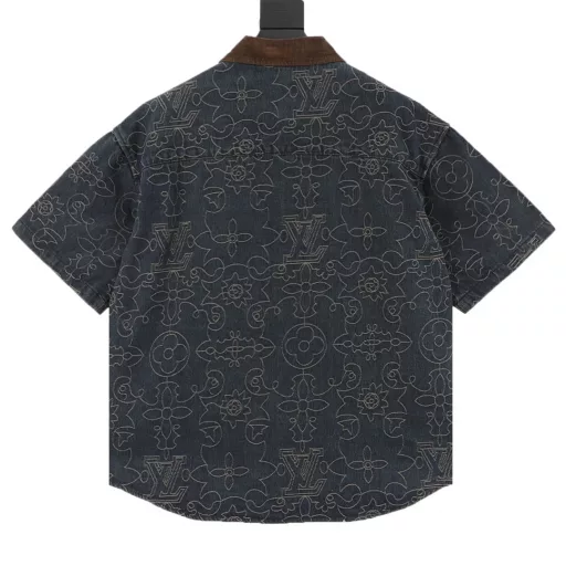 Louis Vuitton 1V 25SS Arabic pattern jacquard denim short-sleeved shirtLight luxury, a must-have item for men and women's daily commuting wear. Correct version. Welcome to compareDetailed features· Custom-woven and dyed Arabic pattern jacquard fabric· Infrared positioning cutting, all alignment· Garment washing and fermentation process· Customized original brass metal buttons· Pants with elastic waist design· Rear patch pocket design· Special car full wheat clip process· Original main label washing tag packaging