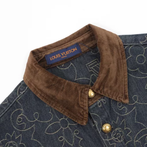 Louis Vuitton 1V 25SS Arabic pattern jacquard denim short-sleeved shirtLight luxury, a must-have item for men and women's daily commuting wear. Correct version. Welcome to compareDetailed features· Custom-woven and dyed Arabic pattern jacquard fabric· Infrared positioning cutting, all alignment· Garment washing and fermentation process· Customized original brass metal buttons· Pants with elastic waist design· Rear patch pocket design· Special car full wheat clip process· Original main label washing tag packaging