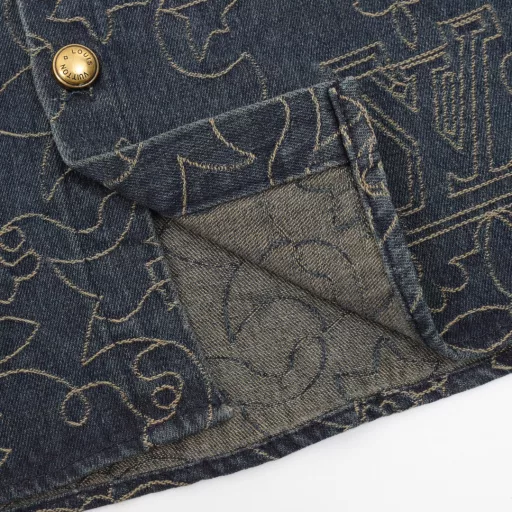 Louis Vuitton 1V 25SS Arabic pattern jacquard denim short-sleeved shirtLight luxury, a must-have item for men and women's daily commuting wear. Correct version. Welcome to compareDetailed features· Custom-woven and dyed Arabic pattern jacquard fabric· Infrared positioning cutting, all alignment· Garment washing and fermentation process· Customized original brass metal buttons· Pants with elastic waist design· Rear patch pocket design· Special car full wheat clip process· Original main label washing tag packaging