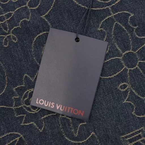 Louis Vuitton 1V 25SS Arabic pattern jacquard denim short-sleeved shirtLight luxury, a must-have item for men and women's daily commuting wear. Correct version. Welcome to compareDetailed features· Custom-woven and dyed Arabic pattern jacquard fabric· Infrared positioning cutting, all alignment· Garment washing and fermentation process· Customized original brass metal buttons· Pants with elastic waist design· Rear patch pocket design· Special car full wheat clip process· Original main label washing tag packaging