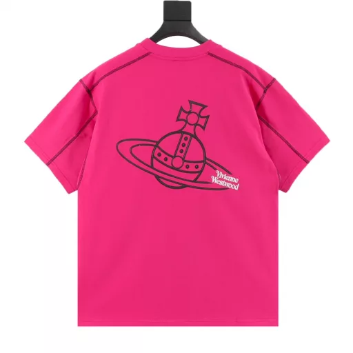 Vivienne Westwood 25ss logo pattern print short-sleeved T-shirtThe fabric is made of high-weight 260g combed cotton, customized 1:1 thread, comfortable and skin-friendly, no strange feeling,The whole piece of clothing is matched with white open-stitch lock edge, custom-dyed fabric, high textile density, good drape, not easy to deform, thick weave plus compact spinning process,It will not affect the breathability of the fabric, and the color saturation is very high. Customized auxiliary materials with three labelsThe front and back logo patterns are three-dimensionally printed, a versatile and good-looking long-sleeved loose version that hides the flesh and makes you look thin and not picky