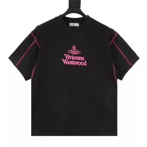 Vivienne Westwood 25ss logo pattern print short-sleeved T-shirtThe fabric is made of high-weight 260g combed cotton, customized 1:1 thread, comfortable and skin-friendly, no strange feeling,The whole piece of clothing is matched with white open-stitch lock edge, custom-dyed fabric, high textile density, good drape, not easy to deform, thick weave plus compact spinning process,It will not affect the breathability of the fabric, and the color saturation is very high. Customized auxiliary materials with three labelsThe front and back logo patterns are three-dimensionally printed, a versatile and good-looking long-sleeved loose version that hides the flesh and makes you look thin and not picky