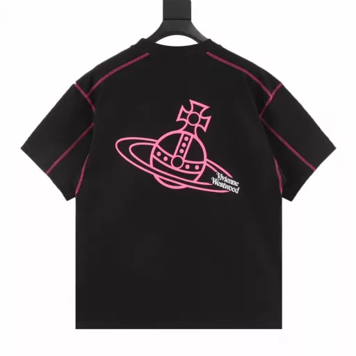 Vivienne Westwood 25ss logo pattern print short-sleeved T-shirtThe fabric is made of high-weight 260g combed cotton, customized 1:1 thread, comfortable and skin-friendly, no strange feeling,The whole piece of clothing is matched with white open-stitch lock edge, custom-dyed fabric, high textile density, good drape, not easy to deform, thick weave plus compact spinning process,It will not affect the breathability of the fabric, and the color saturation is very high. Customized auxiliary materials with three labelsThe front and back logo patterns are three-dimensionally printed, a versatile and good-looking long-sleeved loose version that hides the flesh and makes you look thin and not picky