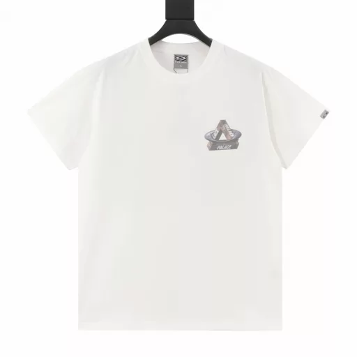 PALACE co-branded VIVIENNE WESTWOOD punk style logo print short-sleeved T-shirt. Loose and casual version. Suitable for street style. Prints that echo each other on the front and back. Small pattern on the chest. Large pattern on the back. The pattern combines the classic Penrose triangle of Palace and the classic Saturn shape of the Queen Mother. Visually, it has a very ethereal and three-dimensional effect. The representative pattern of the overprint is full of metallic colors. It promotes the punk spirit without any sense of disobedience. It expresses the art and ideas that belong to it. The rebellious spirit that is unrestrained in the world is the element pursued by young people today. 230g cotton double yarn. Genuine grade