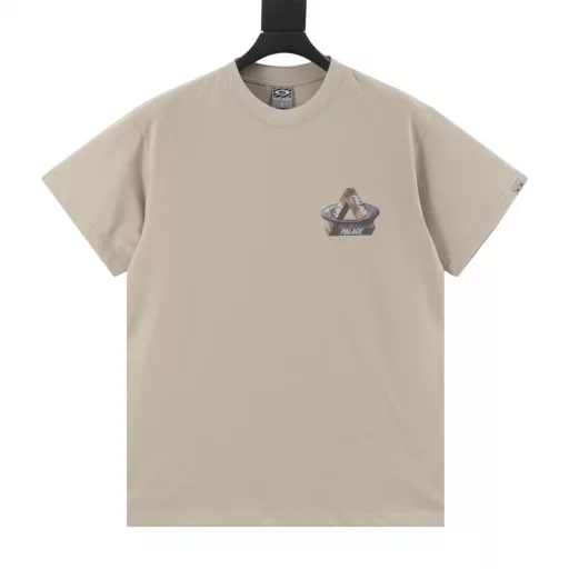 PALACE co-branded VIVIENNE WESTWOOD punk style logo print short-sleeved T-shirt. Loose and casual version. Suitable for street style. Prints that echo each other on the front and back. Small pattern on the chest. Large pattern on the back. The pattern combines the classic Penrose triangle of Palace and the classic Saturn shape of the Queen Mother. Visually, it has a very ethereal and three-dimensional effect. The representative pattern of the overprint is full of metallic colors. It promotes the punk spirit without any sense of disobedience. It expresses the art and ideas that belong to it. The rebellious spirit that is unrestrained in the world is the element pursued by young people today. 230g cotton double yarn. Genuine grade