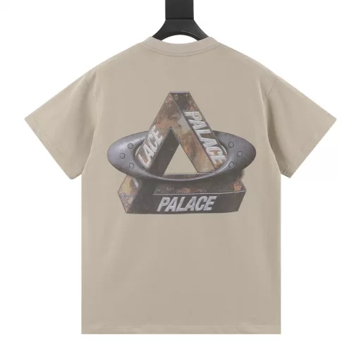 PALACE co-branded VIVIENNE WESTWOOD punk style logo print short-sleeved T-shirt. Loose and casual version. Suitable for street style. Prints that echo each other on the front and back. Small pattern on the chest. Large pattern on the back. The pattern combines the classic Penrose triangle of Palace and the classic Saturn shape of the Queen Mother. Visually, it has a very ethereal and three-dimensional effect. The representative pattern of the overprint is full of metallic colors. It promotes the punk spirit without any sense of disobedience. It expresses the art and ideas that belong to it. The rebellious spirit that is unrestrained in the world is the element pursued by young people today. 230g cotton double yarn. Genuine grade