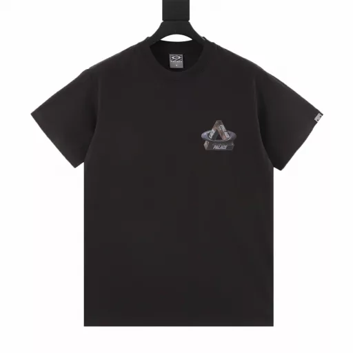 PALACE co-branded VIVIENNE WESTWOOD punk style logo print short-sleeved T-shirt. Loose and casual version. Suitable for street style. Prints that echo each other on the front and back. Small pattern on the chest. Large pattern on the back. The pattern combines the classic Penrose triangle of Palace and the classic Saturn shape of the Queen Mother. Visually, it has a very ethereal and three-dimensional effect. The representative pattern of the overprint is full of metallic colors. It promotes the punk spirit without any sense of disobedience. It expresses the art and ideas that belong to it. The rebellious spirit that is unrestrained in the world is the element pursued by young people today. 230g cotton double yarn. Genuine grade