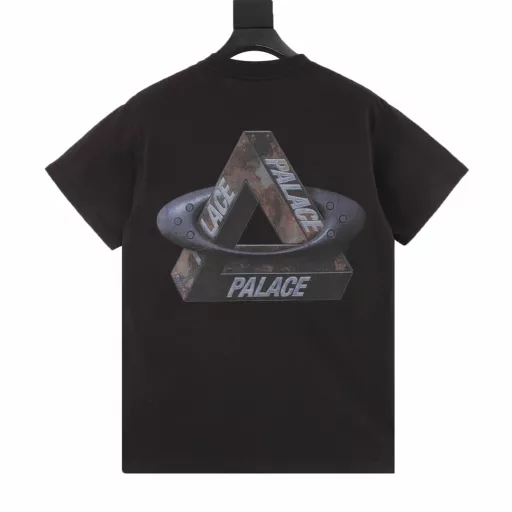 PALACE co-branded VIVIENNE WESTWOOD punk style logo print short-sleeved T-shirt. Loose and casual version. Suitable for street style. Prints that echo each other on the front and back. Small pattern on the chest. Large pattern on the back. The pattern combines the classic Penrose triangle of Palace and the classic Saturn shape of the Queen Mother. Visually, it has a very ethereal and three-dimensional effect. The representative pattern of the overprint is full of metallic colors. It promotes the punk spirit without any sense of disobedience. It expresses the art and ideas that belong to it. The rebellious spirit that is unrestrained in the world is the element pursued by young people today. 230g cotton double yarn. Genuine grade