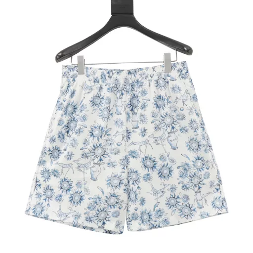 Dior's blue and white porcelain style full-print shorts are made of silk fabric, which is skin-friendly and more textured. The same style for men and women, a brand-new aesthetically inspired and interesting design, is a channel-quality product. Make the overall design more elegant and fashionable, the hottest series this summer, sought after by countless celebrities and trendsetters. The neat details of the cutting process add color to the fun fashion! The neat and meticulous, fitted version structure is even more ingenious, the upper body is not only recognizable but also youthful. A style with extreme wearing meaning and wearing performance, gorgeous color matching, the craftsmanship of this style must also be extremely extraordinary, the comfort of the upper body is absolutely strong enough, and it is also a manifestation of the essence of luxury! Soft and thin, the touch is extremely seductive, and the breathability is very strong. It is especially suitable for the needs of spring and summer, a proper wearing enjoyment, and the details and webbing craftsmanship are perfect, which is more advanced.