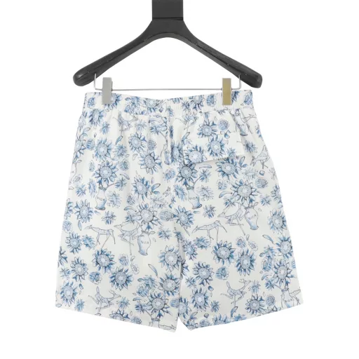 Dior's blue and white porcelain style full-print shorts are made of silk fabric, which is skin-friendly and more textured. The same style for men and women, a brand-new aesthetically inspired and interesting design, is a channel-quality product. Make the overall design more elegant and fashionable, the hottest series this summer, sought after by countless celebrities and trendsetters. The neat details of the cutting process add color to the fun fashion! The neat and meticulous, fitted version structure is even more ingenious, the upper body is not only recognizable but also youthful. A style with extreme wearing meaning and wearing performance, gorgeous color matching, the craftsmanship of this style must also be extremely extraordinary, the comfort of the upper body is absolutely strong enough, and it is also a manifestation of the essence of luxury! Soft and thin, the touch is extremely seductive, and the breathability is very strong. It is especially suitable for the needs of spring and summer, a proper wearing enjoyment, and the details and webbing craftsmanship are perfect, which is more advanced.