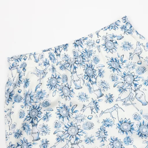 Dior's blue and white porcelain style full-print shorts are made of silk fabric, which is skin-friendly and more textured. The same style for men and women, a brand-new aesthetically inspired and interesting design, is a channel-quality product. Make the overall design more elegant and fashionable, the hottest series this summer, sought after by countless celebrities and trendsetters. The neat details of the cutting process add color to the fun fashion! The neat and meticulous, fitted version structure is even more ingenious, the upper body is not only recognizable but also youthful. A style with extreme wearing meaning and wearing performance, gorgeous color matching, the craftsmanship of this style must also be extremely extraordinary, the comfort of the upper body is absolutely strong enough, and it is also a manifestation of the essence of luxury! Soft and thin, the touch is extremely seductive, and the breathability is very strong. It is especially suitable for the needs of spring and summer, a proper wearing enjoyment, and the details and webbing craftsmanship are perfect, which is more advanced.