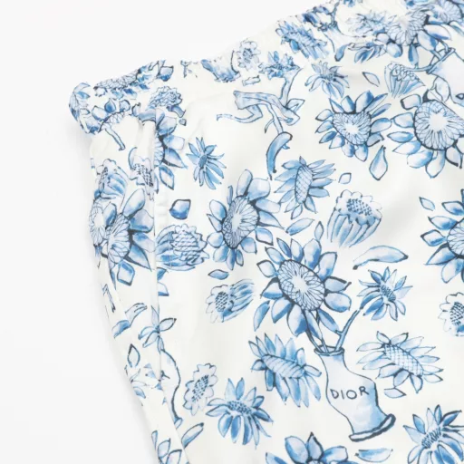 Dior's blue and white porcelain style full-print shorts are made of silk fabric, which is skin-friendly and more textured. The same style for men and women, a brand-new aesthetically inspired and interesting design, is a channel-quality product. Make the overall design more elegant and fashionable, the hottest series this summer, sought after by countless celebrities and trendsetters. The neat details of the cutting process add color to the fun fashion! The neat and meticulous, fitted version structure is even more ingenious, the upper body is not only recognizable but also youthful. A style with extreme wearing meaning and wearing performance, gorgeous color matching, the craftsmanship of this style must also be extremely extraordinary, the comfort of the upper body is absolutely strong enough, and it is also a manifestation of the essence of luxury! Soft and thin, the touch is extremely seductive, and the breathability is very strong. It is especially suitable for the needs of spring and summer, a proper wearing enjoyment, and the details and webbing craftsmanship are perfect, which is more advanced.