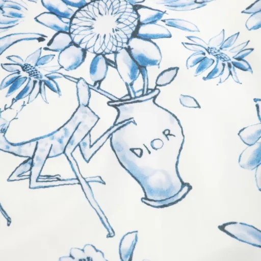 Dior's blue and white porcelain style full-print shorts are made of silk fabric, which is skin-friendly and more textured. The same style for men and women, a brand-new aesthetically inspired and interesting design, is a channel-quality product. Make the overall design more elegant and fashionable, the hottest series this summer, sought after by countless celebrities and trendsetters. The neat details of the cutting process add color to the fun fashion! The neat and meticulous, fitted version structure is even more ingenious, the upper body is not only recognizable but also youthful. A style with extreme wearing meaning and wearing performance, gorgeous color matching, the craftsmanship of this style must also be extremely extraordinary, the comfort of the upper body is absolutely strong enough, and it is also a manifestation of the essence of luxury! Soft and thin, the touch is extremely seductive, and the breathability is very strong. It is especially suitable for the needs of spring and summer, a proper wearing enjoyment, and the details and webbing craftsmanship are perfect, which is more advanced.