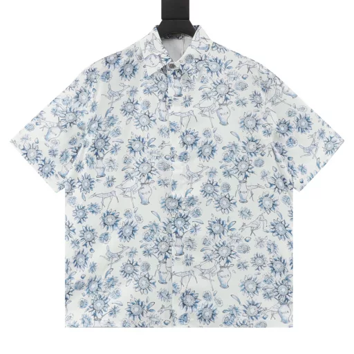 Dior Blue and White Porcelain Style Full Print Short Sleeve Shirt is made of silk fabric, which is skin-friendly and more textured. The same style for men and women, a brand new aesthetic inspiration and fun design, channel-quality products. Make the overall design more elegant and fashionable, the hottest series this summer, sought after by countless celebrities and trendsetters. The neat details of the cutting process add color to the fun fashion! The neat and meticulous, fitted version structure is even more ingenious, the upper body not only has a brilliant recognition but also reduces the age of youth. A style with extreme wearing meaning and wearing performance, gorgeous color matching, this style of craftsmanship must also be extremely extraordinary, the comfort of the upper body is absolutely strong enough, and it is also a manifestation of the essence of luxury! Soft and thin, the touch is extremely seductive, the breathability is very strong, especially suitable for the needs of spring and summer, a proper wearing enjoyment, and the details and webbing craftsmanship are perfect, more advanced!