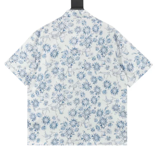 Dior Blue and White Porcelain Style Full Print Short Sleeve Shirt is made of silk fabric, which is skin-friendly and more textured. The same style for men and women, a brand new aesthetic inspiration and fun design, channel-quality products. Make the overall design more elegant and fashionable, the hottest series this summer, sought after by countless celebrities and trendsetters. The neat details of the cutting process add color to the fun fashion! The neat and meticulous, fitted version structure is even more ingenious, the upper body not only has a brilliant recognition but also reduces the age of youth. A style with extreme wearing meaning and wearing performance, gorgeous color matching, this style of craftsmanship must also be extremely extraordinary, the comfort of the upper body is absolutely strong enough, and it is also a manifestation of the essence of luxury! Soft and thin, the touch is extremely seductive, the breathability is very strong, especially suitable for the needs of spring and summer, a proper wearing enjoyment, and the details and webbing craftsmanship are perfect, more advanced!