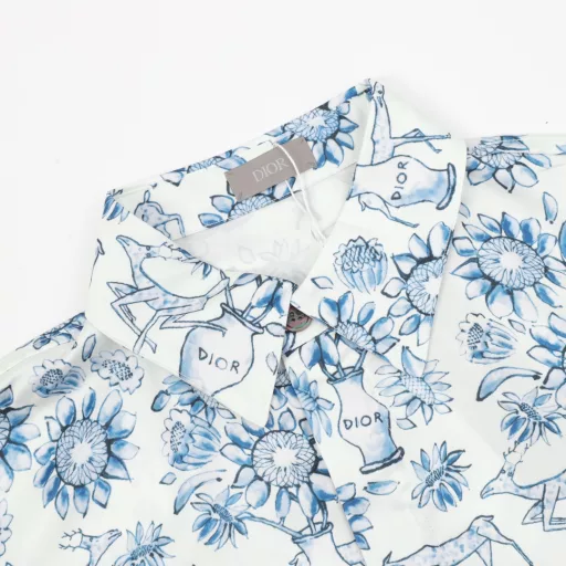 Dior Blue and White Porcelain Style Full Print Short Sleeve Shirt is made of silk fabric, which is skin-friendly and more textured. The same style for men and women, a brand new aesthetic inspiration and fun design, channel-quality products. Make the overall design more elegant and fashionable, the hottest series this summer, sought after by countless celebrities and trendsetters. The neat details of the cutting process add color to the fun fashion! The neat and meticulous, fitted version structure is even more ingenious, the upper body not only has a brilliant recognition but also reduces the age of youth. A style with extreme wearing meaning and wearing performance, gorgeous color matching, this style of craftsmanship must also be extremely extraordinary, the comfort of the upper body is absolutely strong enough, and it is also a manifestation of the essence of luxury! Soft and thin, the touch is extremely seductive, the breathability is very strong, especially suitable for the needs of spring and summer, a proper wearing enjoyment, and the details and webbing craftsmanship are perfect, more advanced!