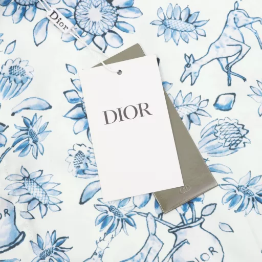 Dior Blue and White Porcelain Style Full Print Short Sleeve Shirt is made of silk fabric, which is skin-friendly and more textured. The same style for men and women, a brand new aesthetic inspiration and fun design, channel-quality products. Make the overall design more elegant and fashionable, the hottest series this summer, sought after by countless celebrities and trendsetters. The neat details of the cutting process add color to the fun fashion! The neat and meticulous, fitted version structure is even more ingenious, the upper body not only has a brilliant recognition but also reduces the age of youth. A style with extreme wearing meaning and wearing performance, gorgeous color matching, this style of craftsmanship must also be extremely extraordinary, the comfort of the upper body is absolutely strong enough, and it is also a manifestation of the essence of luxury! Soft and thin, the touch is extremely seductive, the breathability is very strong, especially suitable for the needs of spring and summer, a proper wearing enjoyment, and the details and webbing craftsmanship are perfect, more advanced!