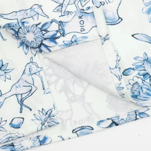 Dior Blue and White Porcelain Style Full Print Short Sleeve Shirt is made of silk fabric, which is skin-friendly and more textured. The same style for men and women, a brand new aesthetic inspiration and fun design, channel-quality products. Make the overall design more elegant and fashionable, the hottest series this summer, sought after by countless celebrities and trendsetters. The neat details of the cutting process add color to the fun fashion! The neat and meticulous, fitted version structure is even more ingenious, the upper body not only has a brilliant recognition but also reduces the age of youth. A style with extreme wearing meaning and wearing performance, gorgeous color matching, this style of craftsmanship must also be extremely extraordinary, the comfort of the upper body is absolutely strong enough, and it is also a manifestation of the essence of luxury! Soft and thin, the touch is extremely seductive, the breathability is very strong, especially suitable for the needs of spring and summer, a proper wearing enjoyment, and the details and webbing craftsmanship are perfect, more advanced!