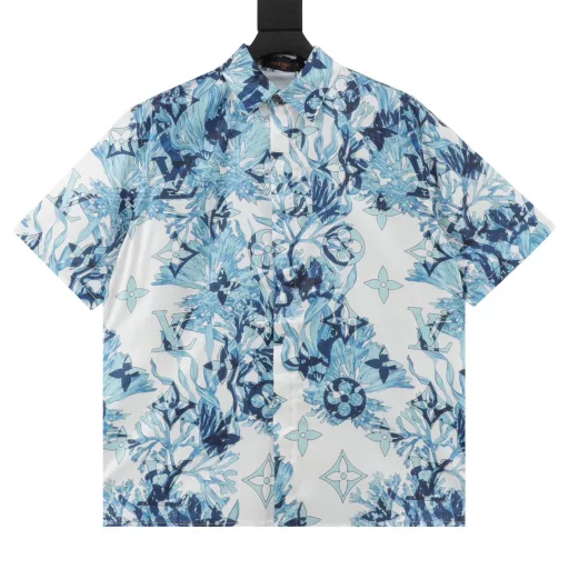 Louis Vuitton Coral Seaweed Short ShirtMade from silk, it is skin-friendly while also making the clothes more textured. This fresh short-sleeved shirt features the Monogram Aquagarden pattern from this collection, with coral and seaweed leaves and aqua blue tones complementing the embroidered sequins. This casual piece is made of lightweight silk fabric with a lively silhouette and an open collar in contrasting white. It is a graphic holiday wardrobe piece that can be easily paired with timeless summer items. The fresh swim shorts feature the Monogram Aquagarden graphic pattern in aqua blue tones, ready to plunge into the ocean. The all-over logo printed on technical nylon combines coral and seaweed leaves with subtle Monogram elements. Coming out of the water, this piece can complete the look of a summer vacation.