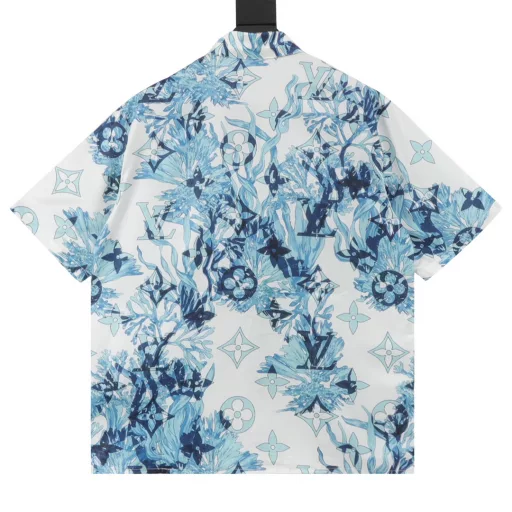 Louis Vuitton Coral Seaweed Short ShirtMade from silk, it is skin-friendly while also making the clothes more textured. This fresh short-sleeved shirt features the Monogram Aquagarden pattern from this collection, with coral and seaweed leaves and aqua blue tones complementing the embroidered sequins. This casual piece is made of lightweight silk fabric with a lively silhouette and an open collar in contrasting white. It is a graphic holiday wardrobe piece that can be easily paired with timeless summer items. The fresh swim shorts feature the Monogram Aquagarden graphic pattern in aqua blue tones, ready to plunge into the ocean. The all-over logo printed on technical nylon combines coral and seaweed leaves with subtle Monogram elements. Coming out of the water, this piece can complete the look of a summer vacation.