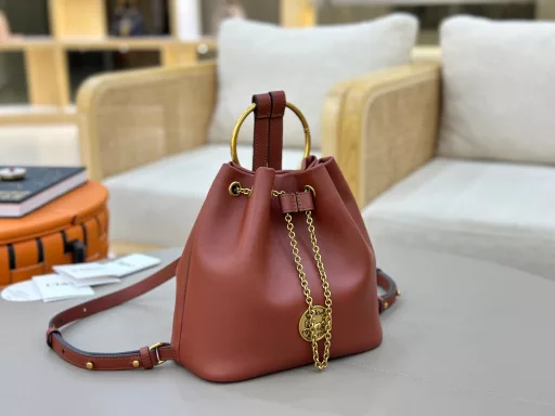 Chloe's new BRACELET backpack for spring and summer 25 is simple but not simplistic! 🌿A must-have for those who love minimalist aesthetics!Chloe's latest 