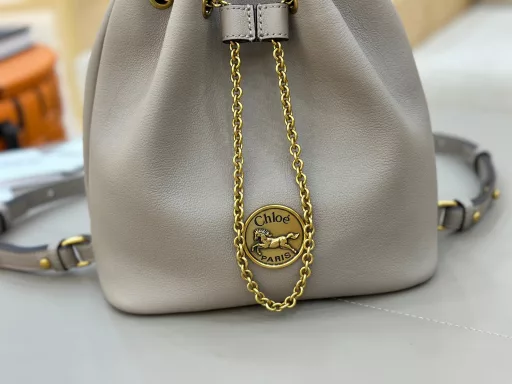 Chloe's new BRACELET backpack for spring and summer 25 is simple but not simplistic! 🌿A must-have for those who love minimalist aesthetics!Chloe's latest 