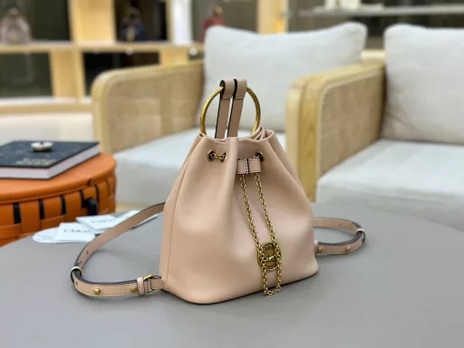 Chloe's new BRACELET backpack for spring and summer 25 is simple but not simplistic! 🌿A must-have for those who love minimalist aesthetics!Chloe's latest 