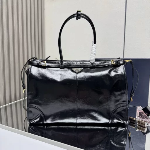 This handbag and crossbody bag is made of imported waxed leather. The glossy color exudes a classic atmosphere. It is equipped with a detachable and adjustable long shoulder strap, which is convenient for matching with different occasions. It has a very large capacity and is extremely easy to use. It is definitely a must-have for fashion gurus. Hurry up and take this retro-style handbag home!