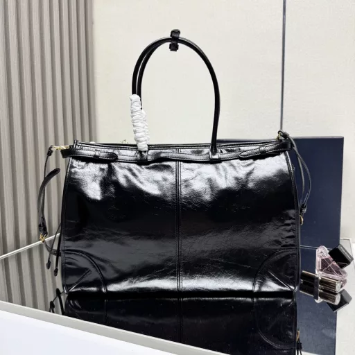 This handbag and crossbody bag is made of imported waxed leather. The glossy color exudes a classic atmosphere. It is equipped with a detachable and adjustable long shoulder strap, which is convenient for matching with different occasions. It has a very large capacity and is extremely easy to use. It is definitely a must-have for fashion gurus. Hurry up and take this retro-style handbag home!
