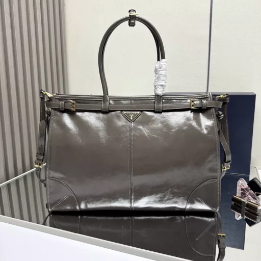 This handbag and crossbody bag is made of imported waxed leather. The glossy color exudes a classic atmosphere. It is equipped with a detachable and adjustable long shoulder strap, which is convenient for matching with different occasions. It has a very large capacity and is extremely easy to use. It is definitely a must-have for fashion gurus. Hurry up and take this retro-style handbag home!