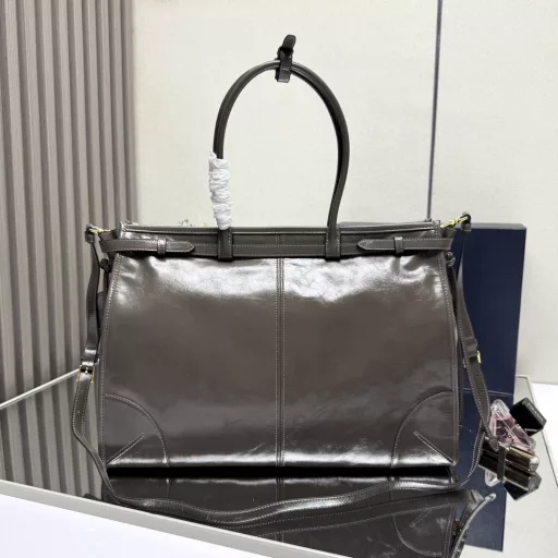 This handbag and crossbody bag is made of imported waxed leather. The glossy color exudes a classic atmosphere. It is equipped with a detachable and adjustable long shoulder strap, which is convenient for matching with different occasions. It has a very large capacity and is extremely easy to use. It is definitely a must-have for fashion gurus. Hurry up and take this retro-style handbag home!