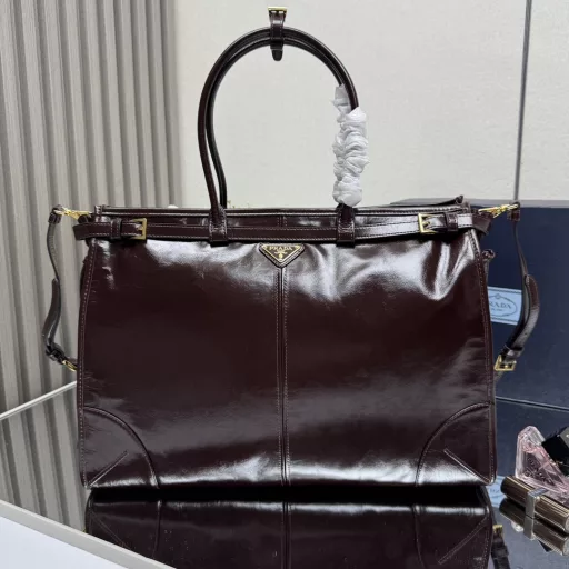 This handbag and crossbody bag is made of imported waxed leather. The glossy color exudes a classic atmosphere. It is equipped with a detachable and adjustable long shoulder strap, which is convenient for matching with different occasions. It has a very large capacity and is extremely easy to use. It is definitely a must-have for fashion gurus. Hurry up and take this retro-style handbag home!
