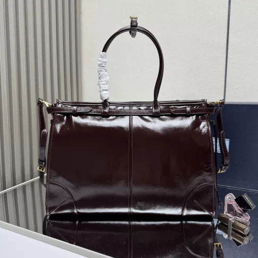 This handbag and crossbody bag is made of imported waxed leather. The glossy color exudes a classic atmosphere. It is equipped with a detachable and adjustable long shoulder strap, which is convenient for matching with different occasions. It has a very large capacity and is extremely easy to use. It is definitely a must-have for fashion gurus. Hurry up and take this retro-style handbag home!