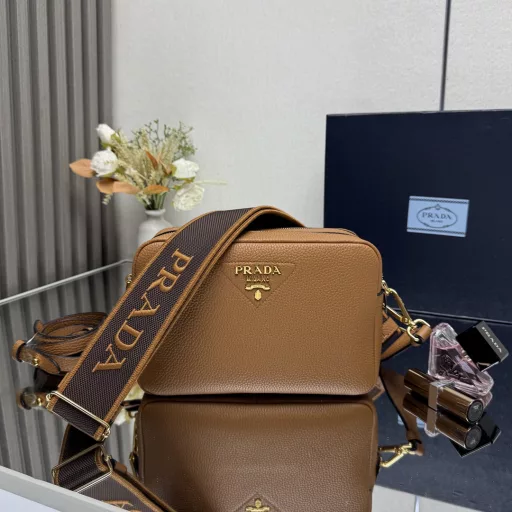 This versatile handbag is made of leather, simple and exquisite. The webbing shoulder strap is embellished with a letter logo, adding a dynamic touch. It is equipped with two interchangeable and adjustable long shoulder straps. The combination of LOGO fabric webbing and cowhide is perfect😘, an all-round mix and match for different occasions and different clothes😘, with large capacity, many compartments, and super soft feel, hurry up and get it