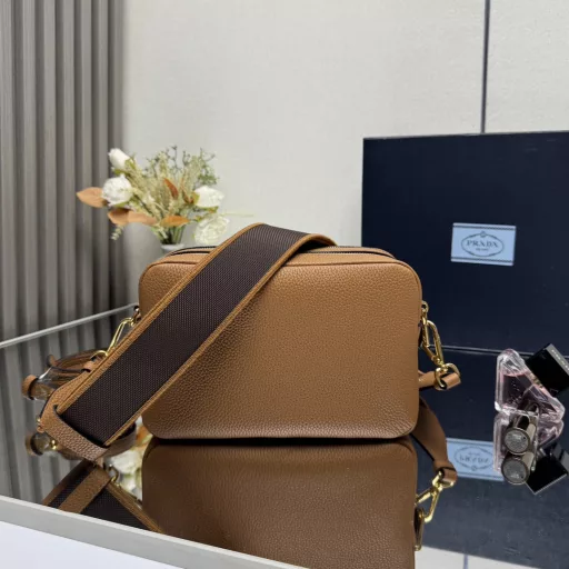 This versatile handbag is made of leather, simple and exquisite. The webbing shoulder strap is embellished with a letter logo, adding a dynamic touch. It is equipped with two interchangeable and adjustable long shoulder straps. The combination of LOGO fabric webbing and cowhide is perfect😘, an all-round mix and match for different occasions and different clothes😘, with large capacity, many compartments, and super soft feel, hurry up and get it
