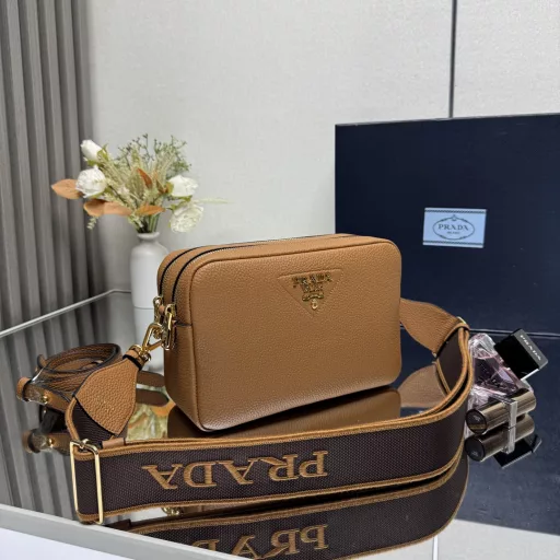 This versatile handbag is made of leather, simple and exquisite. The webbing shoulder strap is embellished with a letter logo, adding a dynamic touch. It is equipped with two interchangeable and adjustable long shoulder straps. The combination of LOGO fabric webbing and cowhide is perfect😘, an all-round mix and match for different occasions and different clothes😘, with large capacity, many compartments, and super soft feel, hurry up and get it