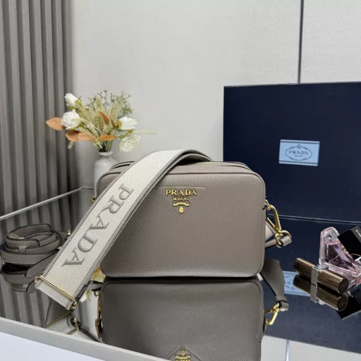 This versatile handbag is made of leather, simple and exquisite. The webbing shoulder strap is embellished with a letter logo, adding a dynamic touch. It is equipped with two interchangeable and adjustable long shoulder straps. The combination of LOGO fabric webbing and cowhide is perfect😘, an all-round mix and match for different occasions and different clothes😘, with large capacity, many compartments, and super soft feel, hurry up and get it
