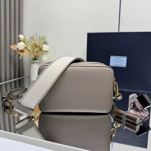 This versatile handbag is made of leather, simple and exquisite. The webbing shoulder strap is embellished with a letter logo, adding a dynamic touch. It is equipped with two interchangeable and adjustable long shoulder straps. The combination of LOGO fabric webbing and cowhide is perfect😘, an all-round mix and match for different occasions and different clothes😘, with large capacity, many compartments, and super soft feel, hurry up and get it