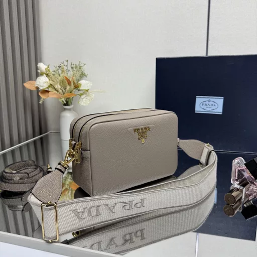 This versatile handbag is made of leather, simple and exquisite. The webbing shoulder strap is embellished with a letter logo, adding a dynamic touch. It is equipped with two interchangeable and adjustable long shoulder straps. The combination of LOGO fabric webbing and cowhide is perfect😘, an all-round mix and match for different occasions and different clothes😘, with large capacity, many compartments, and super soft feel, hurry up and get it