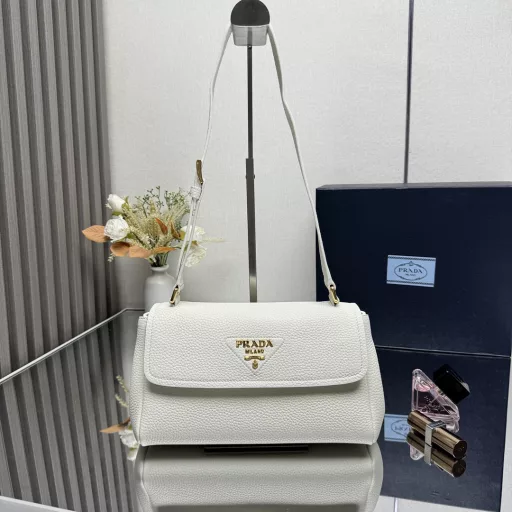 This shoulder bag is exquisite in shape and practical, timeless and versatile. The grained leather material and hand-made details create a solid and excellent quality, with an adjustable shoulder strap and a metal letter logo. It's perfect 😘, with a large capacity and super soft feel, hurry up and get it